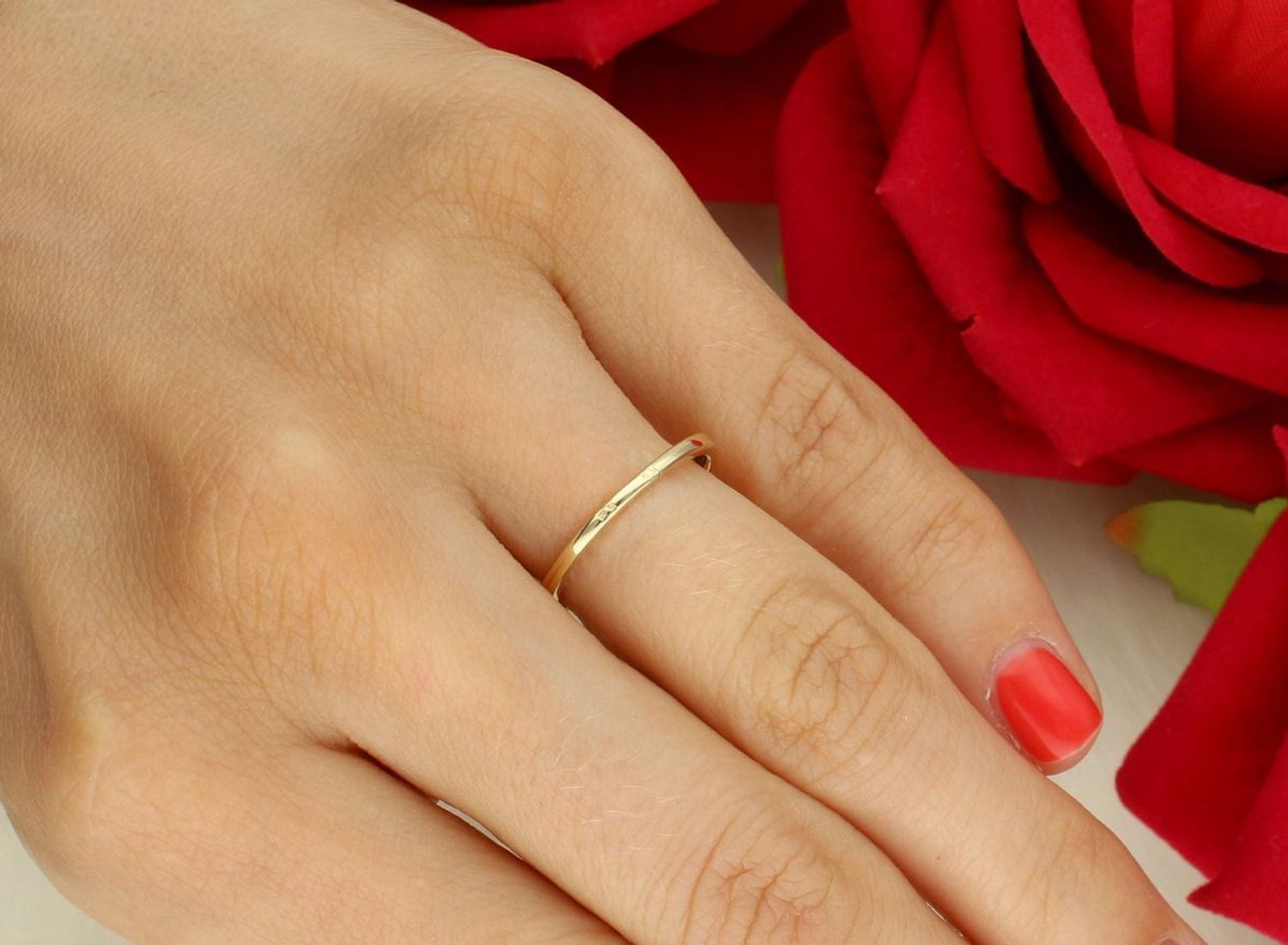 Piękny złoty pierścionek z 15 cyrkoniami 💎 o łącznej masie 0,10 ct. Żółte złoto próby 585 💛, waga 1,50 g, rozmiar 10. Idealny damski pierścionek na prezent 🎁. Kod R37006 YW-10.11.jpg